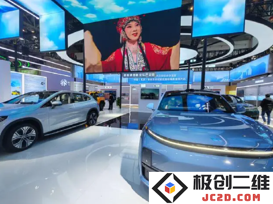 链博会智能汽车链展区,展示新能源智能汽车产业链。新华社记者王悦阳 摄。