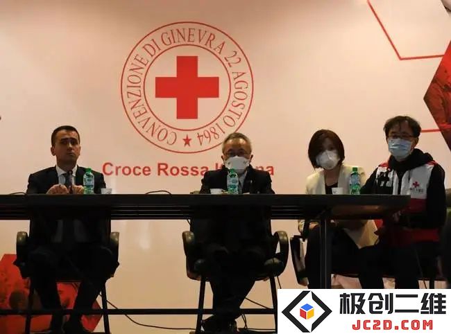  3月13日，在罗马拉齐奥大区红十字会总部，意大利外长迪马约（左一）、中国驻意大使李军华（左二）与中国援意医疗专家组成员共同出席新闻发布会。
