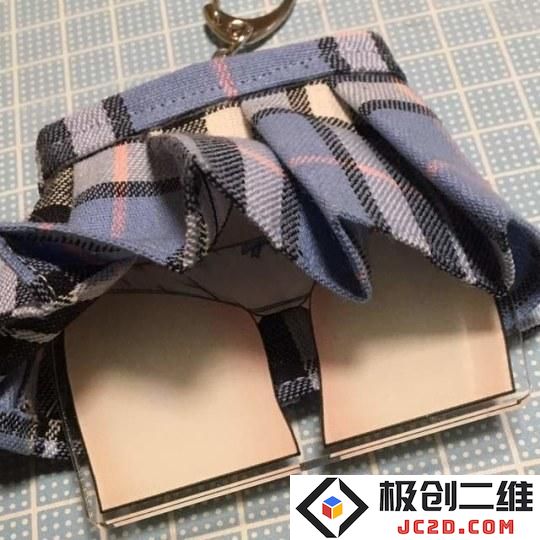 召唤上升气流！岛国画师制作掀裙小裤裤钥匙圈：创意与趣味并存的卡哇伊之选