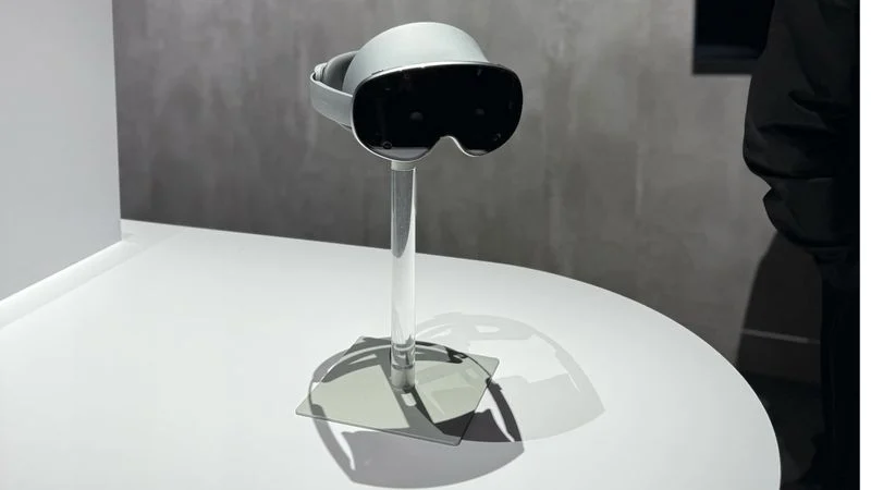 三星计划在今年推出的VR头显Project Moohan与苹果Vision Pro在外观设计上非常相似，引发市场关注