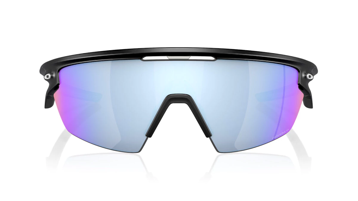 据悉：Meta 公司预计将在 2025 年推出新款 Oakley 智能眼镜，届时将带来更多创新功能