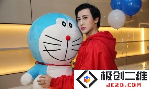 放开它！“蛇精男”刘梓晨强抱哆啦A梦：这究竟是冲动还是想象？
