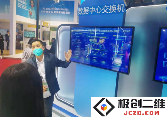 中兴通讯工作人员现场讲解 郭冀川/摄