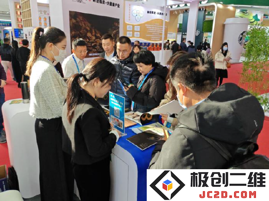 参展观众在以岭药业展台咨询产品 郭冀川/摄