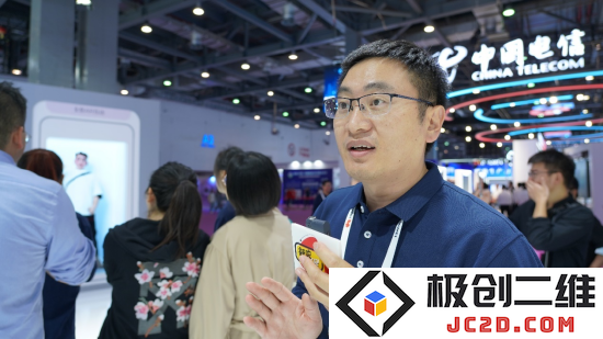 华为展区工作人员接受新浪VR采访