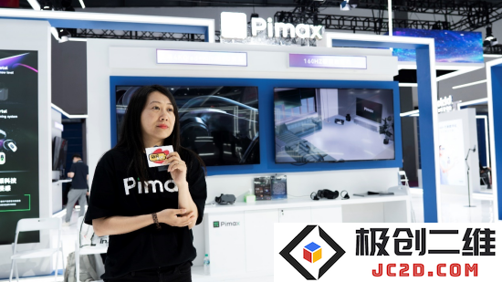 小派科技展区工作人员接受新浪VR采访