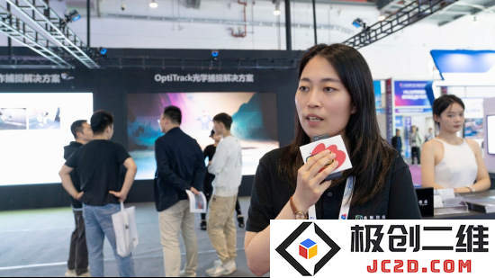 虚拟动点展区工作人员接受新浪VR采访