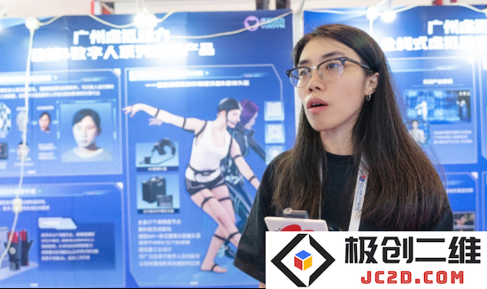 广州虚拟动力展区工作人员接受新浪VR采访