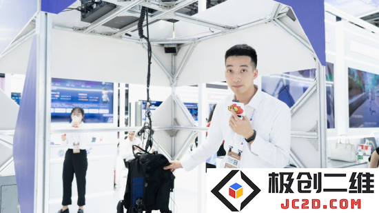 元宇宙鼓浪屿展位工作人员接受新浪VR采访